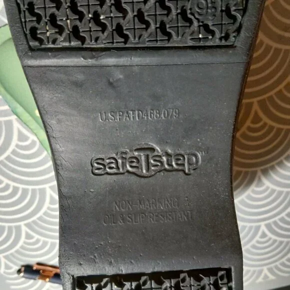 Nurses Clogs - Picture 2 of 3